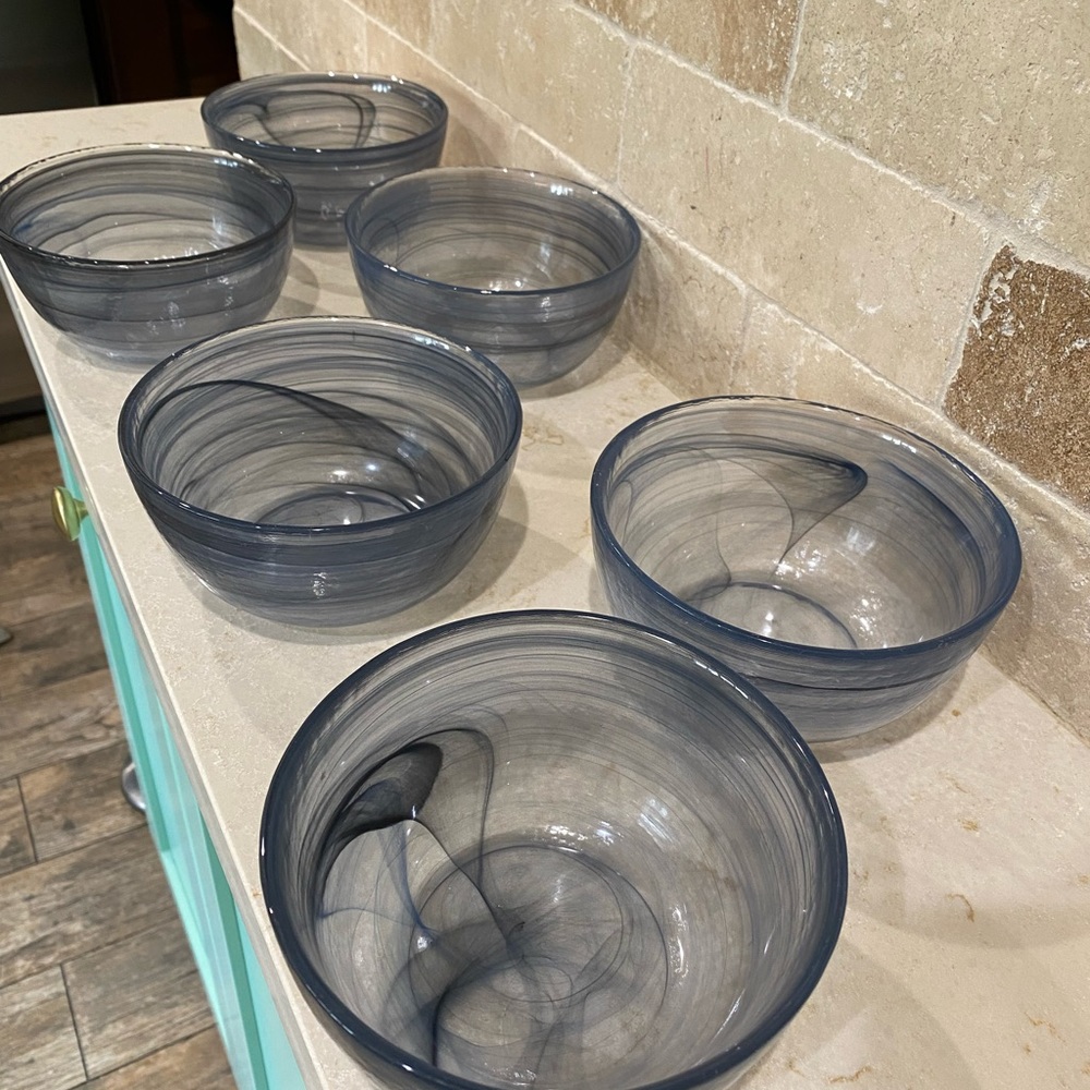 Cravings Chrissy Teigen Spun-glass 4-bowls and 4-dessert plates. Total Pieces 8